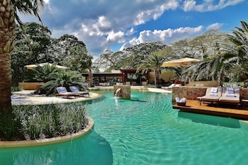 Salas de tratamiento para parejas, sauna y tina de hidromasaje 