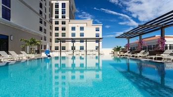 Piscine extérieure, accès possible de 6 h à 22 h, chaises longues
