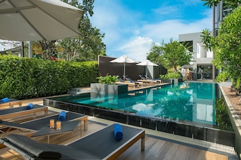 Outdoor pool, pool umbrellas, sun loungers