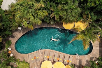 Beach nearby, white sand, sun loungers