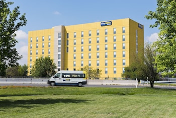 Caja fuerte, escritorio, tabla de planchar con plancha y ropa de cama