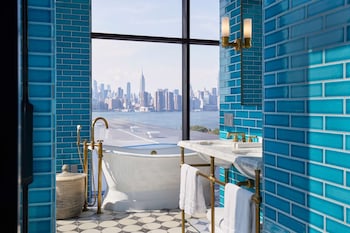 Shower, rainfall showerhead, free toiletries, hair dryer