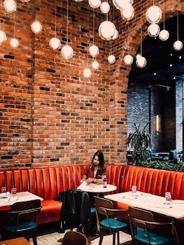 Douche, douche à « effet pluie », articles de toilette gratuits