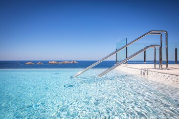 Piscine intérieure, 2 piscines extérieures, parasols, chaises longues
