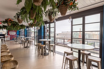 3 bares o lounges, bar en la azotea, bar de cocteles 