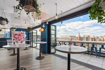 3 bars-salons, bar sur le toit, bar Ă cocktail