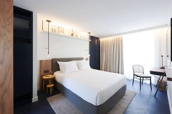 Daily continental breakfast (EUR 23 per person)