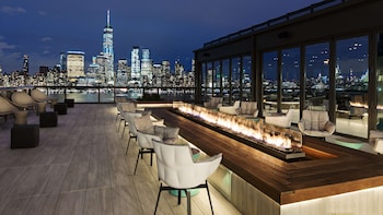 2 bars/lounges