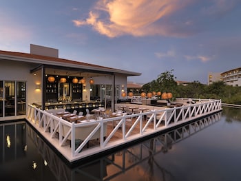 5 restaurantes, se sirven desayunos, comidas, cenas y cocina mexicana