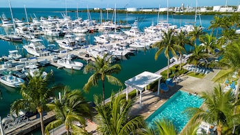 6 outdoor pools, free pool cabanas, pool umbrellas