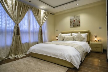 حيث تُقدم وجبات الإفطار، الغداء، العشاء، إطلالات على حمام السباحة