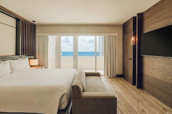 4 outdoor pools, sun loungers