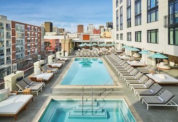 3 restaurants, breakfast, lunch, dinner served; seafood