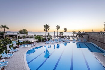 4 outdoor pools, pool umbrellas, pool loungers