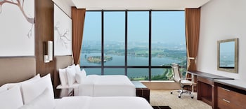 Phục vụ bữa sáng, bữa trưa và bữa tối 