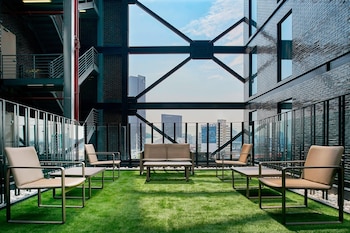 Se sirven desayunos, comidas, cenas y cocina internacional