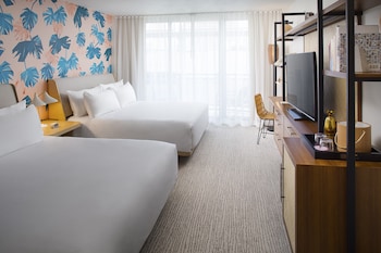 朝食、ランチ、ディナーに営業 (フュージョン料理、屋外席)