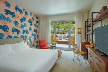 Breakfast, lunch, dinner served; Fusion cuisine, alfresco dining