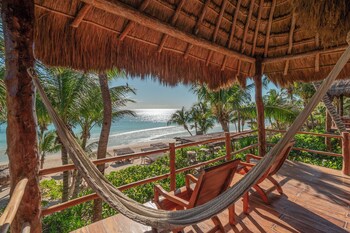 Beach Front Upper | Terrace/patio