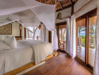 Private beach, sun loungers, beach umbrellas, beach towels