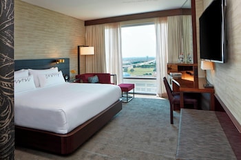 Ulkouima-allas avoinna 6.00–22.00, maksullisia cabañoita, aurinkovarjoja