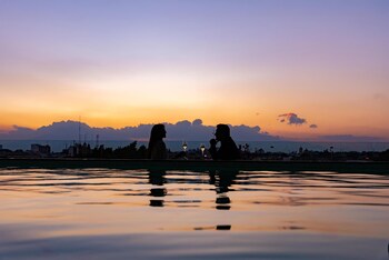 Alberca al aire libre, sombrillas en la alberca y camastros 