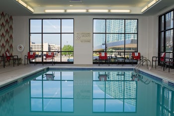 Alberca techada y camastros 