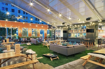 2 restaurantes, se sirven desayunos, comidas, cenas y cocina americana