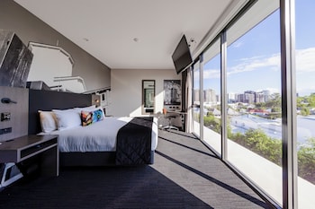 Deluxe King City View | In-room safe, desk, laptop workspace, blackout curtains