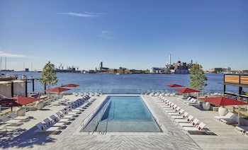 Piscine extérieure (ouverte en saison), tentes de plage