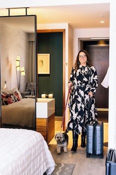 3 bars/lounges, rooftop bar, Champagne bar, tapas bar