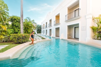 Playa privada, playa de arena blanca y camas de playa gratuitas 