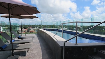 Piscine extérieure, chaises longues
