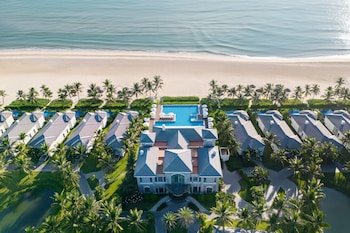 2 piscinas al aire libre, sombrillas, socorrista en las instalaciones