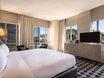 4 restaurantes, se sirven desayunos, comidas y cocina internacional