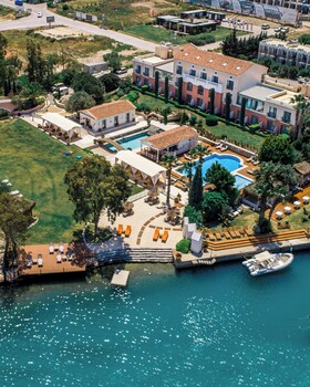 Plage privée, cabines gratuites, chaises longues, parasols