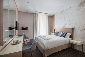 Petit Room with Terrace and Panoramic View | Literie de qualité, lit avec matelas à plateau-coussin