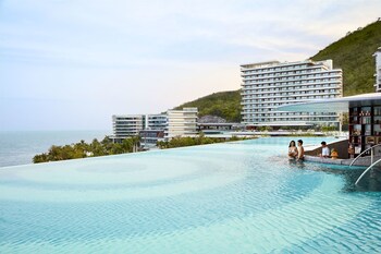 2 piscinas externas, funciona das 9h às 22h, guarda-sóis