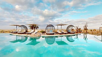 4 buitenzwembaden, zwembadcabana's (toeslag) en parasols bij het zwembad