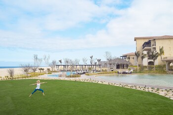 4 buitenzwembaden, zwembadcabana's (toeslag) en parasols bij het zwembad