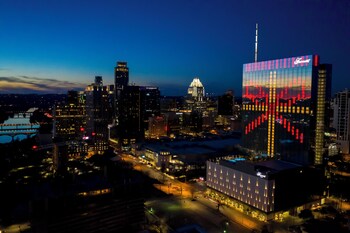 6 restaurants, breakfast, lunch, dinner served; American cuisine