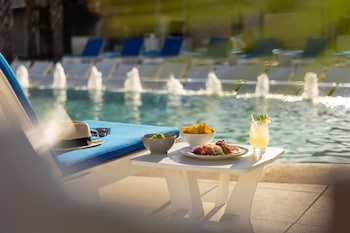 6 restaurants, breakfast, lunch, dinner served; American cuisine