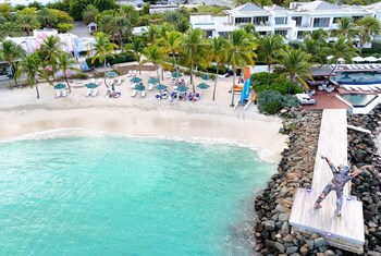 Playa privada, playa de arena blanca, camastros y sombrillas