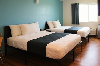 Deluxe Studio, 2 Queen Beds, Non Smoking, Kitchen | Breakfast area