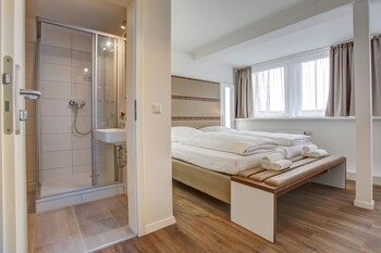 Double Room (2) | Desk, blackout curtains, soundproofing, free WiFi