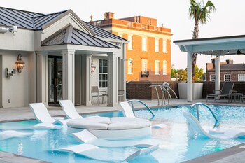 Con servicio de comidas, cenas y happy hour