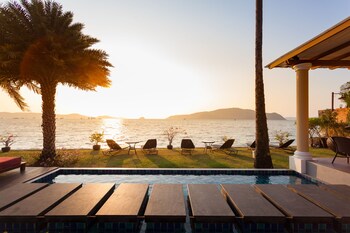 3-Bedroom Beachfront Infinity Pool Villa | In-room safe, individually furnished, desk, laptop workspace