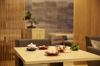 4 restaurants, breakfast, lunch, dinner served; Japanese cuisine