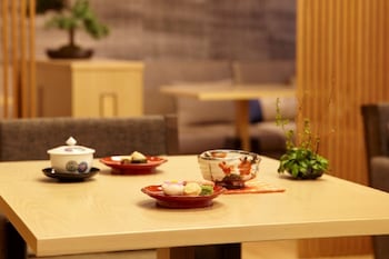 4 restaurants, breakfast, lunch, dinner served; Japanese cuisine