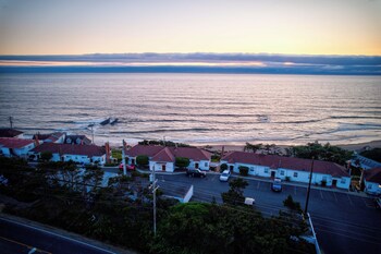 1 bedroom Cottage w/Jacuzzi, Oceanview Pet Friendly | Lit avec matelas à plateau-coussin, accès au Wi-Fi (inclus)
